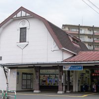 小田急電鉄・小田原線、マンサード屋根が特徴的な向ヶ丘遊園駅北口駅舎