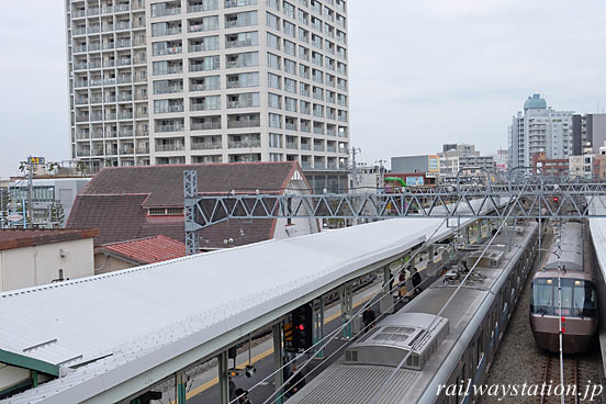 小田急・向ヶ丘遊園駅、プラットホームと周囲の都会的な風景