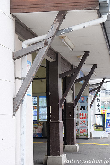 小田急電鉄・向ヶ丘遊園北口の木造駅舎、屋根を支える太い柱