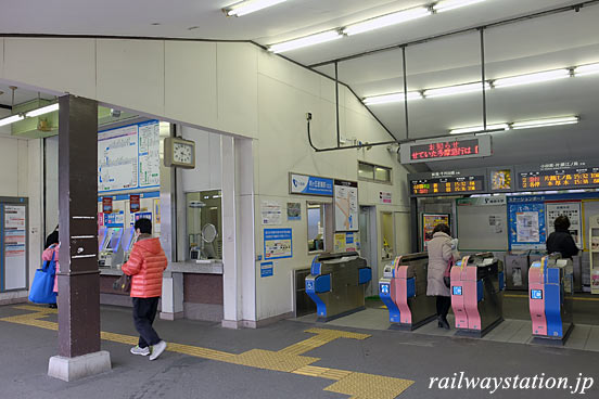 小田急・小田原線、向ヶ丘遊園駅北口駅舎の改札口・窓口