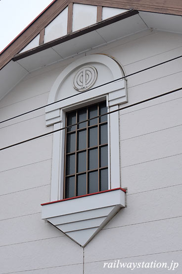 小田急電鉄・向ヶ丘遊園駅北口駅舎、再現された社章入りの窓