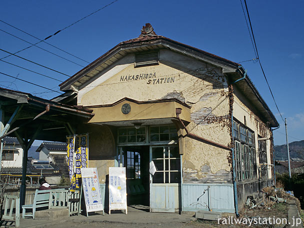 上田交通、傷みが激しい中塩田駅の木造駅舎(2004年)