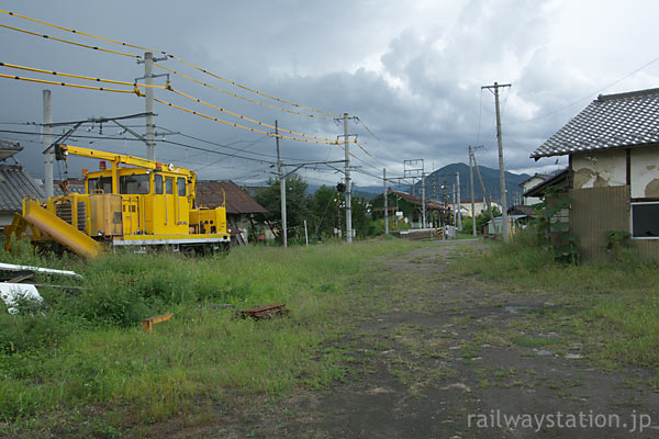 上田電鉄・別所線・中塩田駅、保線車両が留置された側線