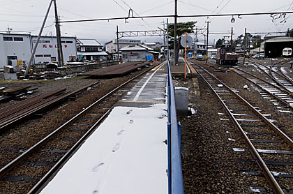 アルピコ交通(松本電鉄)・新村駅、車庫もある広い駅構内