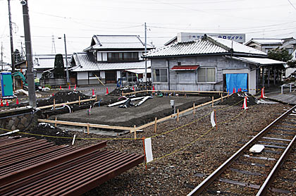 アルピコ交通・新村駅、木造駅舎の横では新駅舎の工事中