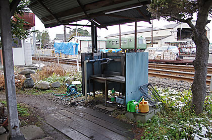 アルピコ交通上高地線・新村駅、構内片隅の水場