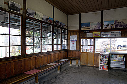 アルピコ交通・新村駅の木造駅舎、昔のままの待合室