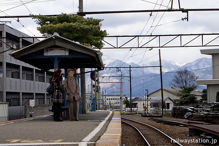 アルピコ交通上高地線・新村駅、信州の山々の眺めが素晴らしいプラットホーム