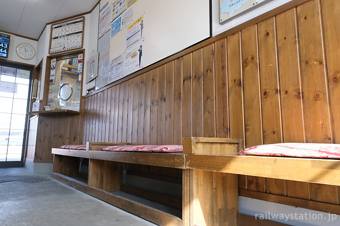 アルピコ交通・新村駅待合室、木の造り付けベンチ