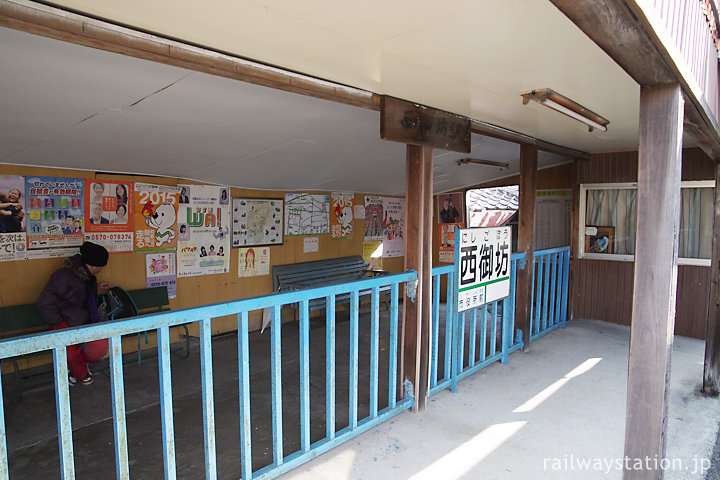 紀州鉄道・西御坊駅の待合室とプラットホーム
