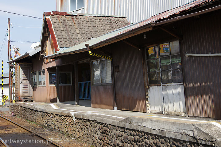 紀州鉄道・西御坊駅、石積みホームと木造駅舎