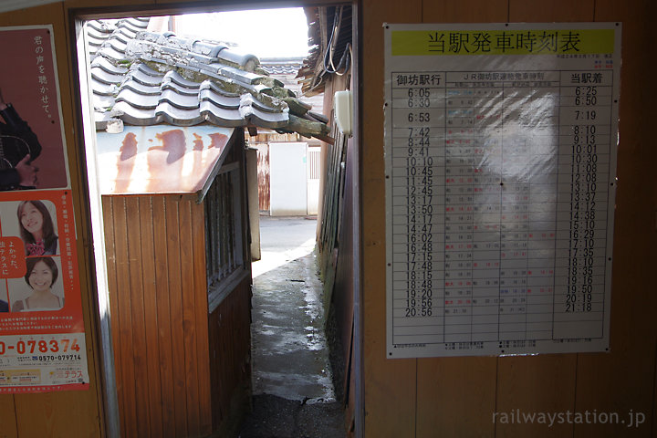 紀州鉄道・西御坊駅、路地裏のような出入口