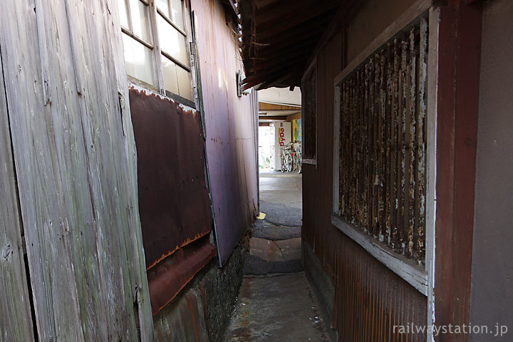 紀州鉄道・西御坊駅、駅舎裏手側の出入口