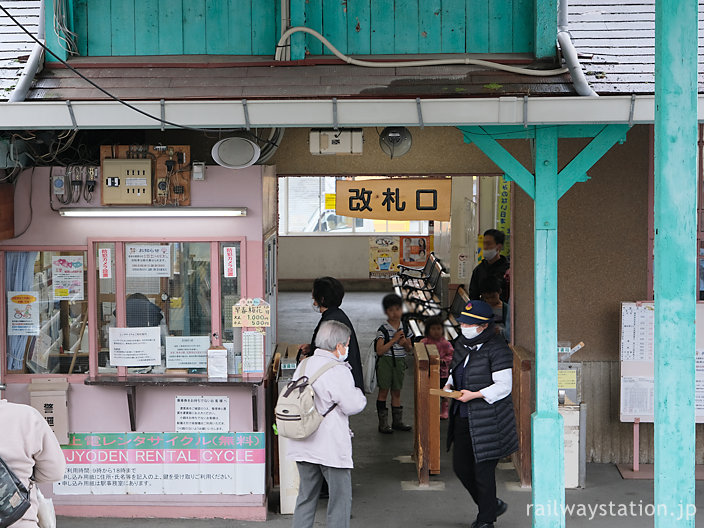 中小私鉄らしいのんびりとした改札口、上毛電鉄・西桐生駅