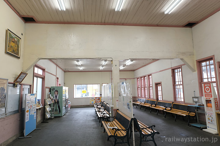 上毛電鉄・西桐生駅待合室、ターミナル駅らしい広さ