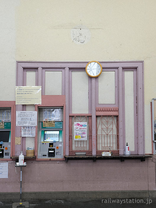 上毛電鉄・西桐生駅舎、レトロなアールデコ調装飾の出札口跡