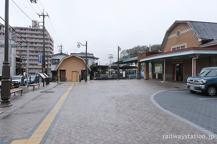 上毛電鉄・西桐生駅、改修され広場のようになった駅舎前の敷地