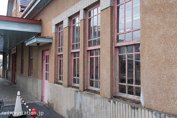 上毛電鉄・西桐生駅舎、木の窓枠やモルタルの壁が味わい深い