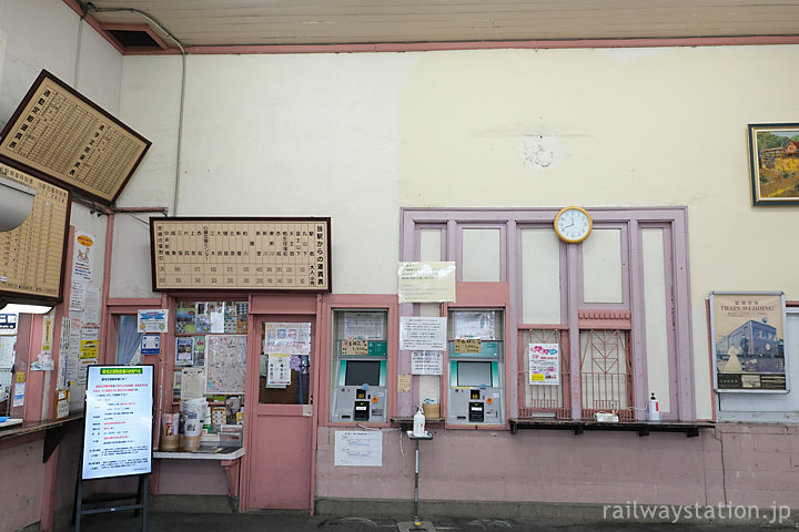 上毛電鉄・西桐生駅舎、出札口とレトロな造りの旧出札口跡