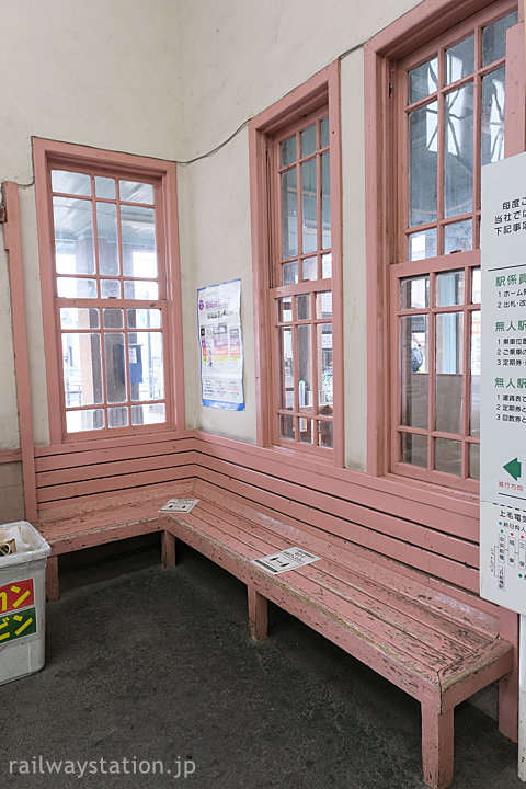 上毛電鉄・西桐生駅、待合室片隅の古い造り付けの木造ベンチ