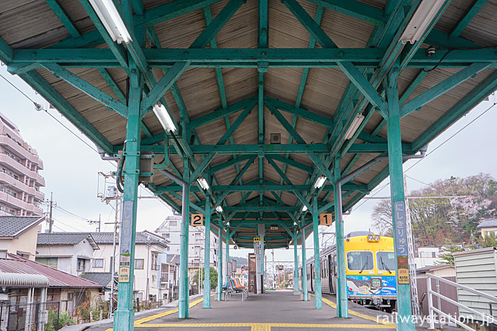 上毛電鉄・西桐生駅ホームと木造の古い上屋