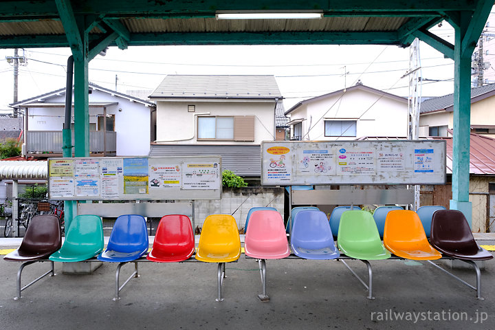 上毛電鉄・西桐生駅プラットホームのカラフルなベンチ