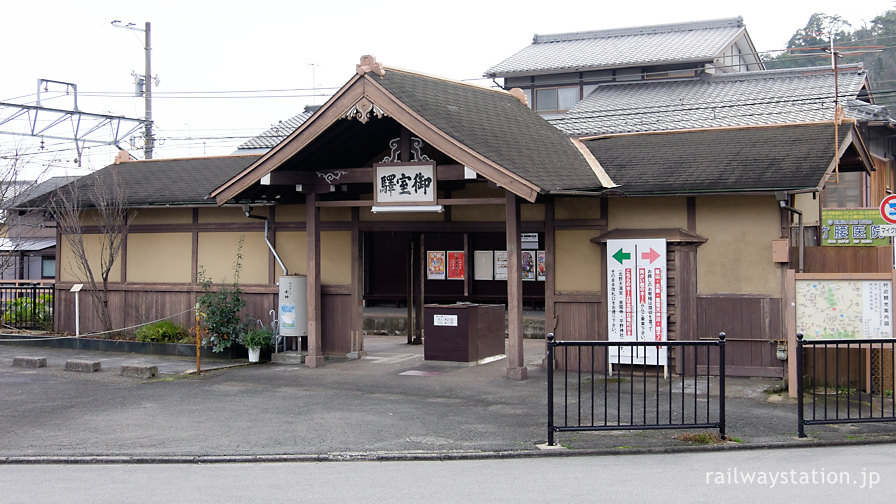 京福電鉄北野線・御室仁和寺駅、仁和寺を控え和風の造り