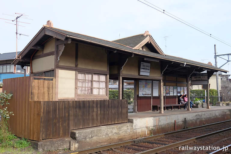 京福電鉄・御室仁和寺駅、簡素ながら趣ある和風木造駅舎