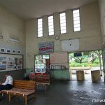 富士急行・下吉田駅の駅舎、天井が高く広々とした待合室