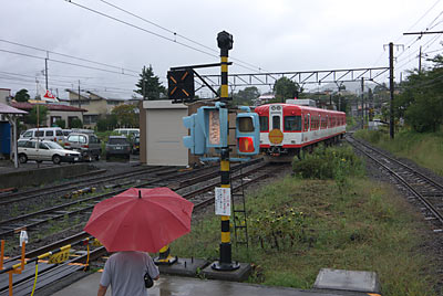 富士急行・下吉田駅に進入する元京王車の1200形電車