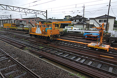 富士急行・下吉田駅、側線。レールが作業用車両が置かれる