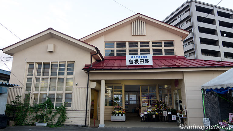 福島交通・飯坂線・曽根田駅、昭和17年築の木造駅舎