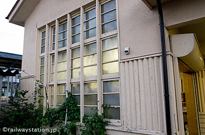福島交通・飯坂線・曽根田駅、駅舎正面の窓