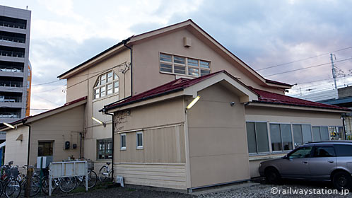 福島交通・飯坂線・曽根田駅の木造駅舎、裏側