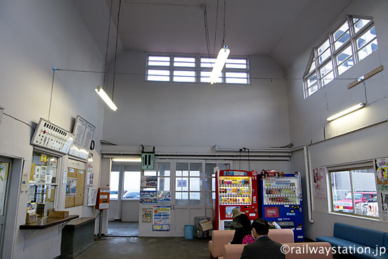 福島交通・飯坂線・曽根田駅の木造駅舎、天井が高い待合室