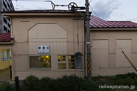 福島交通・飯坂線・曽根田駅の木造駅舎、ホーム側