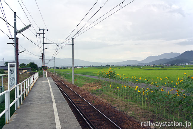 上田電鉄・八木沢駅、山並みに囲まれた塩田平の広々とした眺め