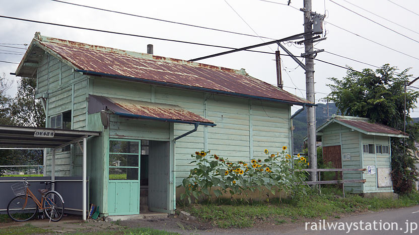 上田電鉄・別所線・八木沢駅の木造駅舎と古いトイレ