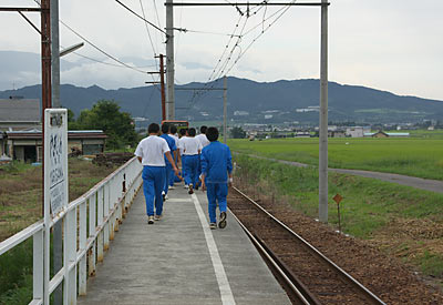 上田電鉄・別所線・八木沢駅、ランニングに来た地元の学生