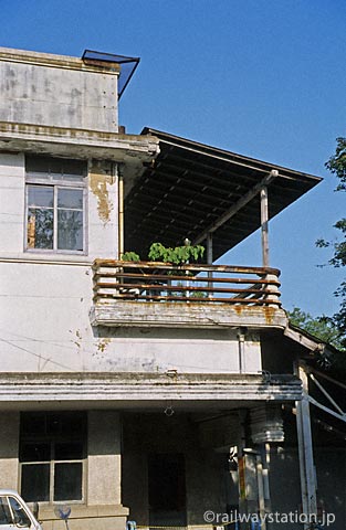 屋島山上駅、駅舎2階には讃岐平野を見下ろすベランダがある。