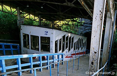 屋島山上駅に眠る屋島登山鉄道の車両、2号車の辨慶号