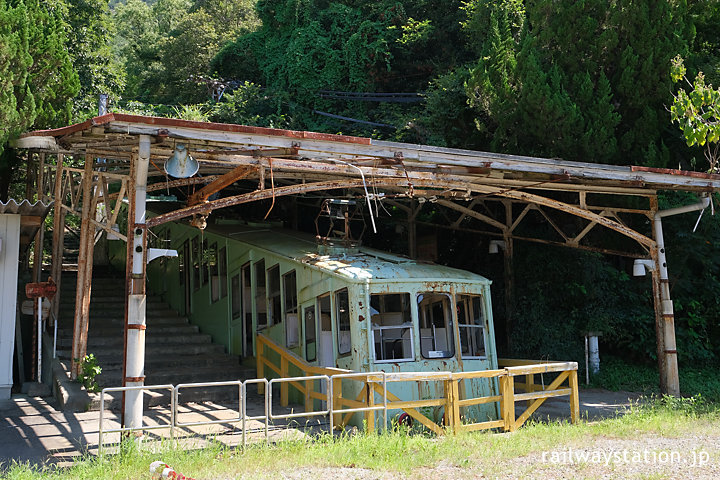 廃線後の屋島登山口駅、プラットホームと車両2両が残されているが…