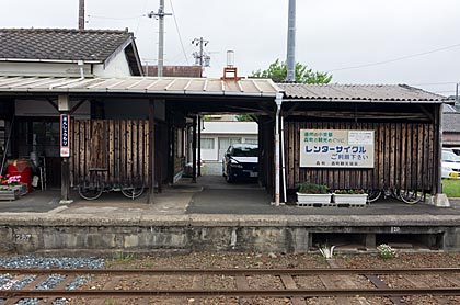 天竜浜名湖鉄道・遠州森駅、1番ホームの倉庫