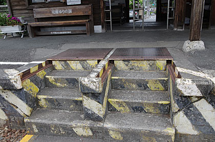 天浜線・遠州森駅1番ホーム、フタ付きの構内通路階段