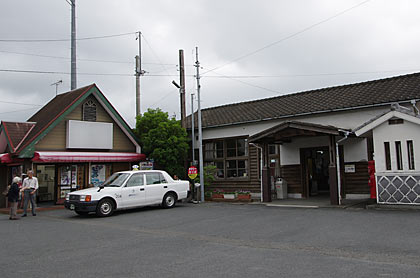 天浜線・遠州森駅、木造駅舎と駅前の建物