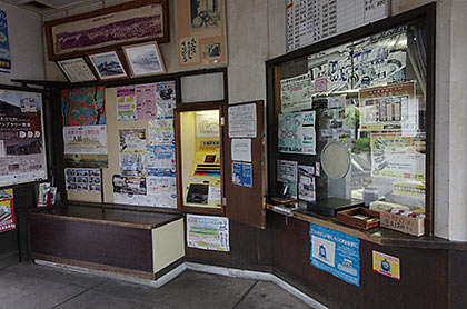 天竜浜名湖鉄道・遠州森駅の木造駅舎、出札口と手小荷物窓口跡