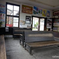 天竜浜名湖鉄道・遠州森駅の木造駅舎、木のベンチが味わい深い待合室