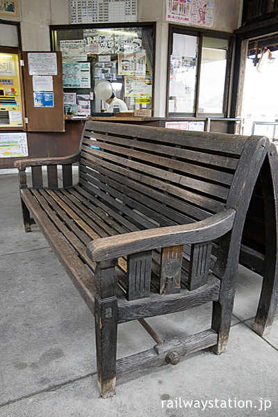 天浜線・遠州森駅、待合室の古い木製ベンチ