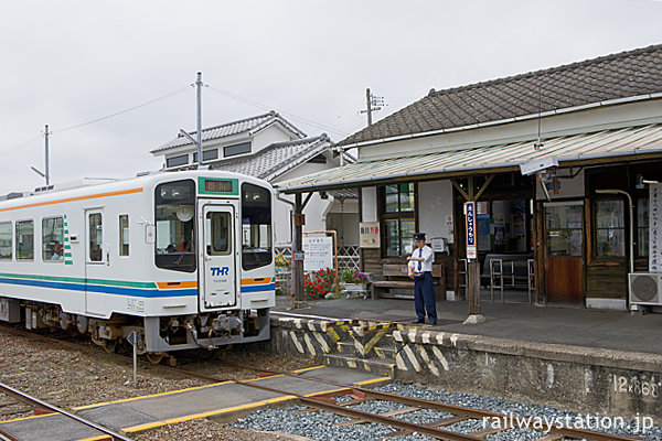 天竜浜名湖鉄道・遠州森駅、列車を見守る駅員さん