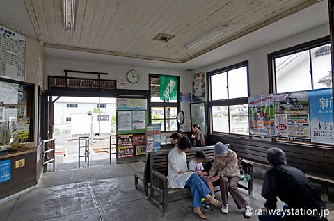 天浜線・遠州森駅、人々で賑わうレトロな待合室